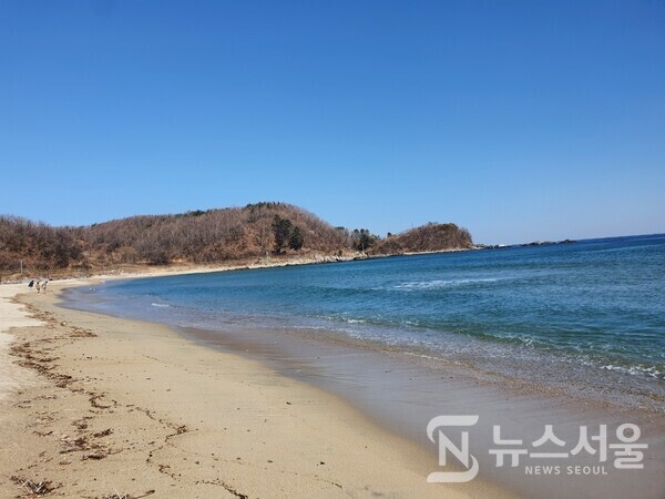 명파해수욕장. 강원 고성군 현내면 명파리에 대한민국 최북단 해수욕장인 ‘명파해수욕장’이 있다. 깨끗한 바다와 조용하고 아늑한 해변으로 조용한 휴식을 취할 수 있는 명소 중 하나이다.