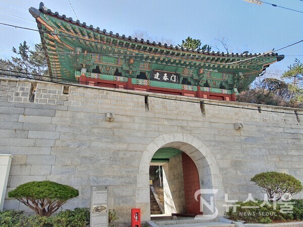 부산진성(釜山鎭城) 건춘문(建春門). ‘부산진(釜山鎭)’은 조선시대 경상좌도 수군사령부가 주둔하던 군사적 요충지로, 군사와 물자를 보호하기 위하여 증산(甑山) 아래 부산진성(釜山鎭城)을 쌓았다. 부산진성(釜山鎭城) 동서남북으로 문(門)을 만들었는데 동쪽에 있는 문을 ‘진동문’이라 불렀다. 일제 강점기에 부산진성을 철거하면서 옛 모습이 거의 사라졌으나 1974년 부산진성 정화사업 때 옛 진동문이 있던 곳에 ‘건춘문(建春門)’을 복원하였다.