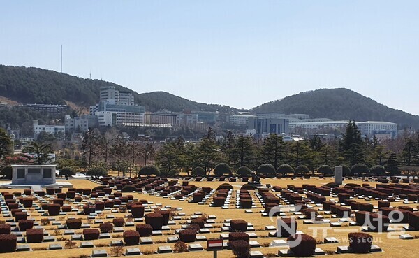 UN기념묘지. 부산 남구 대연동에는 1951년 유엔군사령부가 한국전쟁 당시 한국에 파병되었던 유엔군의 유해를 안장하기 위해 조성된 ‘UN기념묘지’가 있다. 유엔총회에서 ‘유엔기념묘지’로 지명한 세계 유일의 묘지로 기념탑, 예배당 등 건물도 함께 있어 공원으로 조성되어 있다.