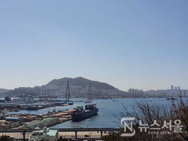 우암동 도시숲에서 바라본 8부두와 영도섬. 우암동 도시숲 안에는 '우암정'이라는 정자가 있는데, 우암정에서는 가까이는 감만부두, 항만운영단, 8부두 등이 조망되며, 멀리는 영도 섬과 영도와 감만동을 연결하는 부산항대교 등이 뚜렷이 조망된다.