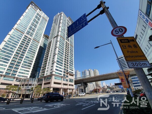 문현교차로. 부산 남구 우암동 산길을 북쪽 방향으로 넘어 내려가면 문현동에 이르게 되는데, 문현동 곱창골목을 지나 조금만 걸으면 부산 금융의 중심지 문현교차로에 이르게 된다. 남파랑길 1코스는 부산의 산동네를 지나기도 하고 부산 시내 비즈니스 중심지를 지나기도 하는데, 이와 같이 도시와 시골의 정서를 한꺼번에 체험할 수 있다.