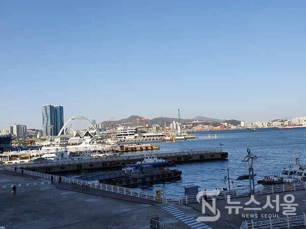 부산항 포구 풍경. 남파랑길 2코스는 부산 동구 초량동 부산역에서 출발하여 영도섬으로 가게 되는데 그 길 중간에 부산항 부두를 지나게 된다. 지금은 부산항이 규모가 상당히 커져 남항, 북항, 8부두, 신선대 부두, 감만부두, 감천부두 등 여러 곳의 부두가 있지만 지금도 부산역 뒤편에서 영도섬 사이에 있는 1부두와 2부두가 부산항의 중심부라고 할 수 있다.