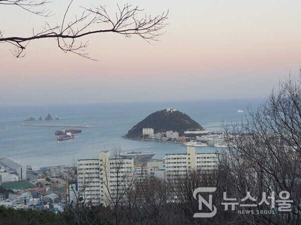 봉래산 둘레길에서 바라본 동삼동 조도 풍경. 부산 영도구 봉래산 둘레길에서는 부산 영도섬 곳곳이 한눈에 조망된다. 봉래산 둘레길 전망명소에서는 태종대 입구 한국해양대학교가 자리 잡고 있는 ‘조도’ 등의 풍경도 한눈에 조망되며, 그 바로 왼쪽에 오륙도 방파제와 오륙도 섬들도 보인다.