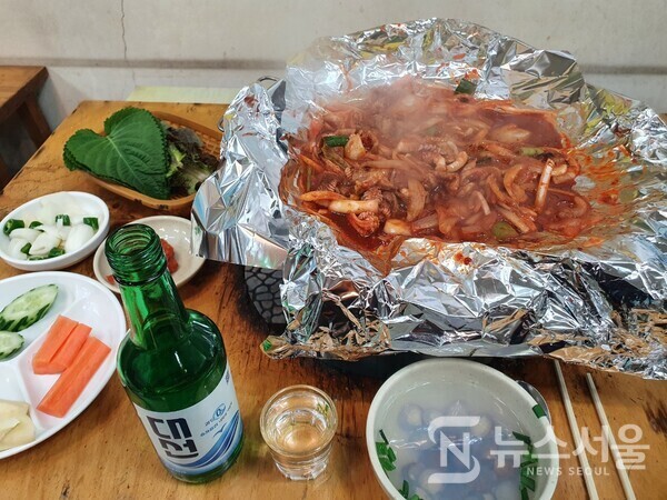 자갈치시장 인근 산꼼장어구이. 부산 남포동 자갈치시장 인근에는 맛있는 먹거리가 많기로 유명한데, 그 중 하나가 산꼼장어구이다. 부산지역 소주를 반주로 곁들인 산꼼장어구이는 최고의 별미 중 하나다.