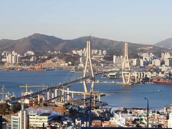 부산 청학동 해돋이전망대에서 바라본 부산 풍경. 영도구 청학동 봉래산 둘레길 도중에 ‘해돋이전망대’가 있다. 전망대 건물 아래층에는 분식집과 카페가 있고 건물 옥상에 전망대가 있다. ‘해돋이전망대’에서는 영도 청학동 일대, 청학동에서 남구 감만동을 연결하는 부산항대교 등이 가까이 조망되며 멀리 황령산 등의 모습도 보인다. 또한 부산항대교 아래 바다를 통과하는 배들과 항구에 정박해 있는 컨테이너 화물선 등 부산항과 부산 남구, 동구, 영도구의 풍경이 한눈에 펼쳐진 장관을 볼 수 있어 청학마루 해돋이전망대는 부산의 최고 조망명소 중 한 곳으로 꼽힌다.
