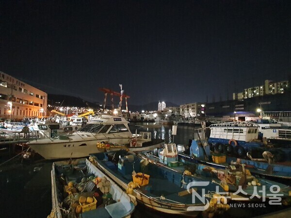 영도구 남항 포구의 봄밤 저녁 풍경. 부산 영도구 서북쪽은 남항동과 대교동이다. 이곳은 영도 남항 포구가 자리 잡고 있으며, 남항 포구 옆 대교동에는 ‘깡깡이예술마을’이 있어 많은 여행객들이 들리는 곳이다.