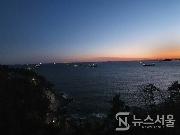 영도하늘전망대에서 바라본 남해바다 풍경. 필자가 ‘영도하늘전망대’에 도착한 때는 저녁 6시 40분이 조금 넘은 시간이었는데 대지가 약간 어둑어둑해진 상황에서 수평선과 마주친 하늘의 석양이 약간 붉은 빛으로 물들기 시작하고 있었고 짙푸른 코발트의 바다색이 바다를 지나가고 있는 배들이 뿜어내고 있는 하얀 불빛과 섞여 최고의 풍경을 자아내고 있었다.