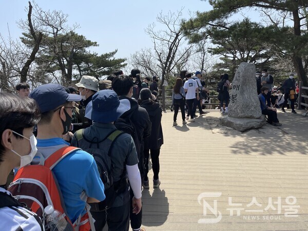 ▲청계산을 찾은 등산객들이 매봉 비석에서 기념 촬영을 위해 줄지어 서있다.
