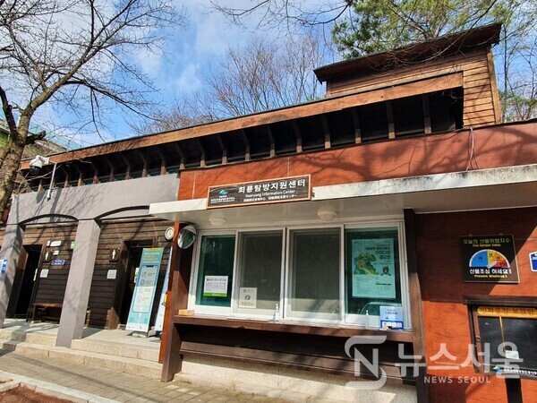 회룡탐방지원센터. 북한산국립공원에는 여러 개의 탐방지원센터가 있다. 그 중 의정부시 호원동에 ‘회룡탐방지원센터’가 있다. 회룡탐방지원센터는 회룡계곡의 초입에 있으며 사패능선과 범골능선으로 진입하려는 등산객들이 접근 지점으로 널리 이용하는 곳이다.