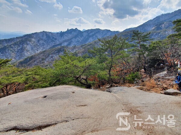 도봉산 마당바위. 도봉산 정상에서 도봉산역으로 하산하는 길 가운데 해발 448m 높이에 널따란 바위가 위치하고 있는데, 바로 도봉산 등산객들이 휴식장소로 널리 이용하는 ‘마당바위’이다. 모양이 마당처럼 넓직하여 ‘마당바위’란 이름이 붙여졌다고 한다. 사방으로 펼쳐진 조망이 빼어난 곳으로 오른쪽 아래로는 밤골계곡이 백운대로 향하고, 왼쪽으로는 효자리계곡을 건너 상장능선이 이어진다.