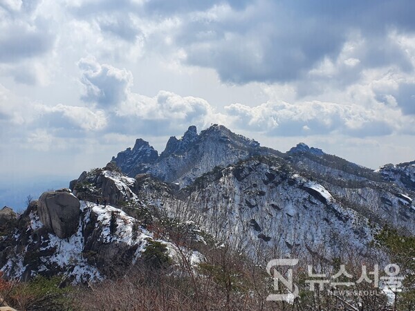 눈 덮인 도봉산 포대능선. ‘포대능선’은 도봉산 주봉인 자운봉에서 뻗어진 약 1.4km 길이의 능선으로 능선 중간에 대공포 진지인 포대가 있었다고 해서 불려진 이름이다. 포대능선은 북쪽 사패산 방향으로 회룡계곡, 원도봉계곡과 이어진다. 필자가 산행을 한 3월 20일 전날 서울과 경기도에 때 늦은 많은 눈이 내렸기에 하얀 눈이 포대능선에 쌓여 아름다운 풍경을 자아내고 있었다.