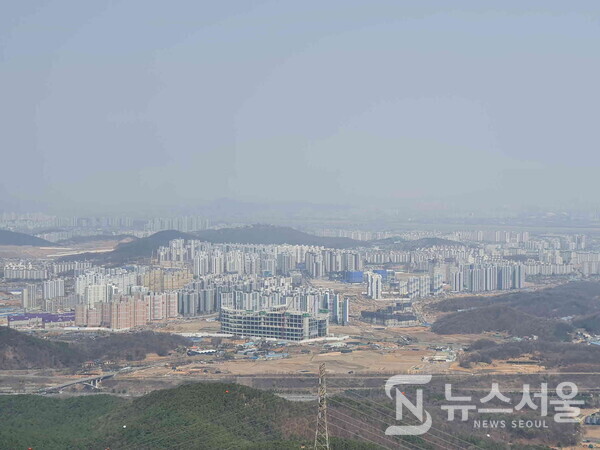 계양산 정상에서 바라본 검단신도시. 계양산이 있는 인천 계양구, 서구 등 인근에 딱히 높은 산이 없어서 계양산 정상에서는 북쪽으로 인천 서구 검단신도시가 한눈에 조망된다. 검단신도시는 2018년부터 입주가 시작되었고 북쪽으로 김포시 장릉 앞쪽까지 연결되는데, 최근 김포 장릉 앞에 지어지는 검단신도시의 일부 아파트가 문화재청의 허가를 받지 않고 불법으로 착공되었다는 논란에 휩싸여 있다.