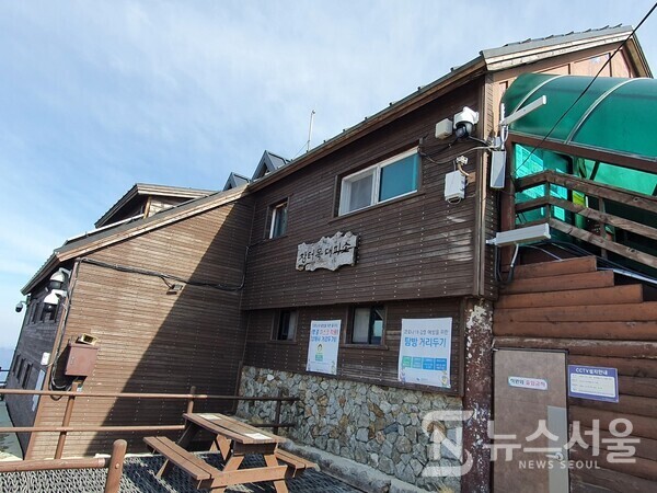 장터목대피소. 지리산 해발 1,653m 높이에 ‘장터목’이 있다. ‘장터목’은 경남 산청군 시천면 사람들과 함양군 마천면 사람들이 옛날 서로 물건을 사고 팔던 장이 서던 곳이라서 이러한 이름이 붙여졌다고 한다. 이 장터목에 1971년 ‘지리산산장’이란 이름으로 시작한 장터목대피소는 지금은 지리산 천왕봉을 등산하려는 사람들이 널리 이용하는 하늘 아래 첫 대피소로 유명하다. 장터목대피소에서는 북쪽으로 함양군 시천면 백무동의 풍경이 한눈에 조망되며, 서쪽 세석대피소 방향으로는 촛대봉, 연하봉 등 셀 수 없이 펼쳐진 산봉우리들이 파노라마처럼 조망된다.