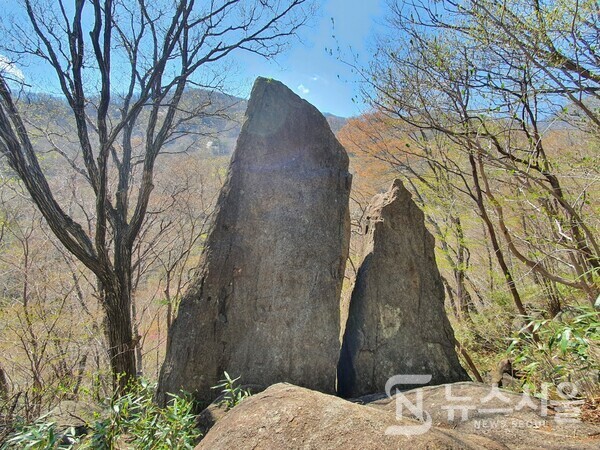 칼바위. 지리산 정상 천왕봉에서 동남쪽 방향으로 약 2km 내려가면 로타리대피소가 나온다. 로타리대피소에서 우측으로 길을 잡고 중산리 방향으로 내려가다보면 등산로 바로 옆에 뾰쪽한 칼처럼 곧추 선 바위가 있는데 바로 ‘칼바위’이다. 칼바위에서 약 30여분 정도 내려가면 중산리 탐방안내소에 도착하게 된다.
