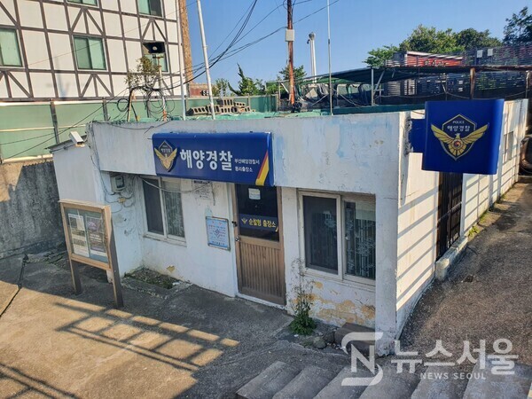 부산해경 동리출장소. 부산 강서구 명지동 을숙도 서쪽 건너편에는 자연부락으로 ‘동리’가 있다. ‘동리’에는 동리어촌계가 운영하는 수산물직거래장터 등이 있어 많은 관광객들이 북적인다. 동리에는 ‘부산해양경찰서 동리출장소’가 있는데 이 출장소는 ‘순찰형 출장소’로 운영되고 있다. ‘순찰형 출장소’란 상주 근무자를 배치하지 않고 파출소 경찰관들이 탄력적으로 기동 순찰하며 치안업무를 수행하는 곳이다. 허름한 단층짜리 ‘동리출장소’ 건물은 시골 어촌마을의 정취를 강하게 풍기고 있다.