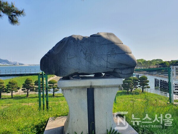 을숙도 표지석. ‘을숙도(乙淑島)’는 부산 사하구 하단동에 있는 섬으로 낙동강 하구에 토사가 퇴적되어 형성된 하중도(河中島)이다. 한때는 갈대와 수초가 무성하고 먹이가 풍부해 동양 최대의 철새 도래지였으며 1966년 ‘낙동강 하류 철새 도래지’라는 이름으로 천연기념물로 지정되기도 하였다. 그러나 1987년 낙동강하굿둑이 지어지면서 을숙도 전체가 공원화되어 갈대밭과 습지가 많이 훼손되었고 사람들의 발길이 많아지면서 찾아오는 철새도 대폭 줄어들었다. 최근 다시 생태공원으로 복원이 진행 중이다. 