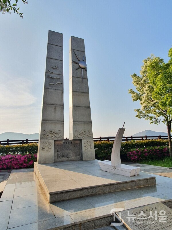 황포돛대 노래비. 경남 창원시 진해구 남양동 영길만 해안도로변에 ‘황포돛대 노래비’가 조성되어 있다. ‘황포돛대’는 가수 이미자의 노래로 1964년 ‘동백아가씨’와 같은 레코드판에 포함되어 발표되었고 국민애창곡으로 널리 알려진 대중가요이다. 이 곡을 작사한 이일윤이 연천 포병부대에서 근무 중 고향바다인 영길만을 회상하면서 노래가사를 만들었다고 한다. 이러한 것을 기념하여 2003년 진해시에서 영길만 해안도로변에 ‘황포돛대 노래비’를 건립하여 현재에 이르고 있다.