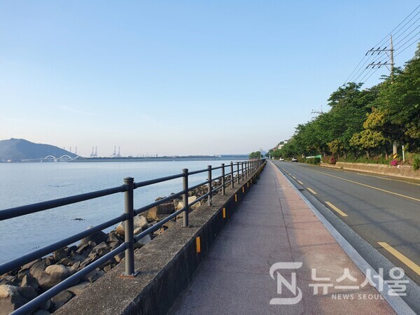 영길만 해안도로. 창원시 진해구 안골포 안쪽 웅동쪽으로 들어간 만(灣)을 ‘영길만’이라고 한다. 과거에는 영길만 인근이 많은 황포돛배와 어선들로 붐비던 곳이었으나, 그 뒤 영길만 일대의 바다 일부가 매립되어 ‘마천산단’이 들어섰고 최근에는 부산신항 진해지구 건설로 인해 다른 많은 부분도 매립되어 지금은 영길만이 조그마한 호수같은 바다 아닌 바다가 되어 버렸다. 영길만 해안도로에는 옛날 황포돛배의 추억이 담긴 ‘황포돛대 노래비’가 조성되어 있다.