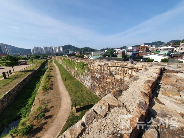 창원 웅천읍성 성벽과 해자. 창원시 진해구 웅천동 중심부에는 ‘웅천읍성’이 있다. 웅천읍성에는 원래 4개의 대문이 있었는데 현재는 동벽과 동문터만 남아있고 서벽과 남벽은 일부만, 북벽은 흔적도 없는 상태이다. 현재 웅천읍성의 성벽과 해자 일부가 복원되어 있다.
