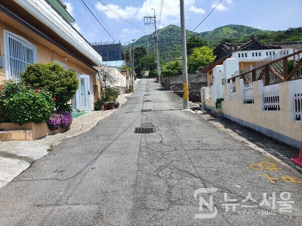 진해구 장천동 상리마을. 남파랑길 7코스 끝부분에는 경사진 기슭에 자리잡고 있는 시골풍의 마을이 있는데 바로 장천동 ‘상리마을’이다. 상리마을을 지나 동쪽방향에 진해 천자봉, 진해드림파크 등이 있다. 상리마을 입구를 지나 길을 건너 천자봉 방향 산길로 접어들면 남파랑길 8코스가 시작된다.