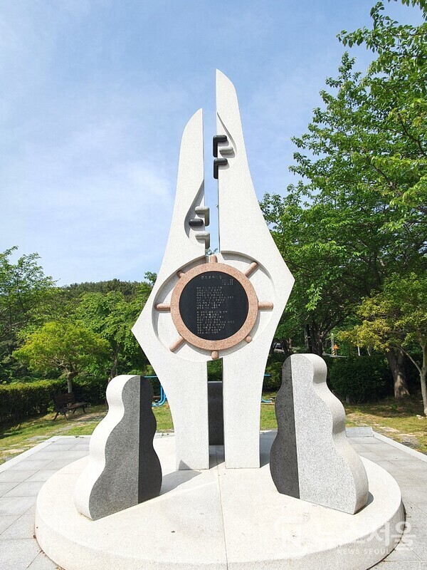 삼포로 가는 길 노래비. 창원시 진해구 제덕동 제덕선착장 등을 지나 명동 들길인 명제로 들길을 걷다보면 도로변에 ‘삼포로 가는 길’ 노래비가 조성되어 있다. 노래비는 삼포마을 입구에 있는데 가수 강은철이 1984년에 부른 노래 ‘삼포로 가는 길’에서 말하는 ‘삼포’가 바로 창원시 진해구 명동 삼포마을을 말하는 것이다. ‘삼포로 가늘 길’은 배따라기로 유명한 가수 겸 작사•작곡가 이혜민이 작사•작곡한 노래이다. 이혜민은 1970년대 후반 삼포마을에 여행을 왔다가 마을 풍경에 반해 ‘삼포로 가는 길’ 노랫말을 썼다고 한다. 삼포로 가는 길 노래비 공원에는 버튼을 누르면 ‘삼포로 가는 길’ 노래를 들을 수 있는 장치가 설치되어 있어 아스라한 추억을 자아내게 한다.