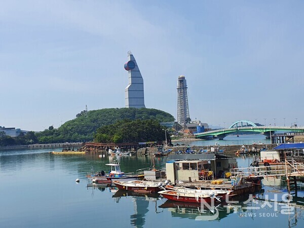명동도선장과 진해해양공원. 창원시 진해구 명동에는 ‘음지도’라는 섬이 있다. 음지도에는 남해안관광벨트사업의 일환으로 만들어진 ‘진해해양공원’이 들어서 있다. 진해해양공원 내에는 해양솔라파크, 해전사체험관, 해양생물테마파크 등이 들어서 있어 많은 관광객들이 붐빈다. 진해구 명동도선장에서는 음지도 진해해양공원의 여러 시설물들이 한눈에 조망된다.