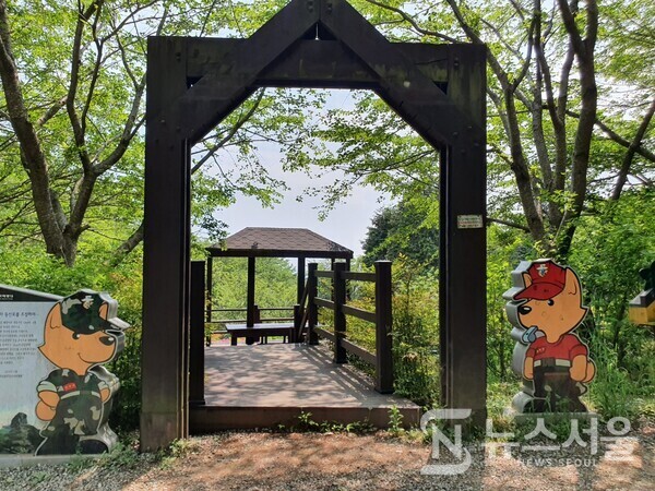 천자봉 해오름길 해병훈련테마쉼터. ‘천자봉 해오름길’은 창원시 진해구 덕산동을 통과하는데, 진해구 덕산동은 1949년 4월 해병대가 처음 창설된 지역이다. 해병대 창설 당시 해병대원들이 훈련받던 곳을 중심으로 해병 관련 시설물을 설치하여 기념공간으로 만든 곳이 바로 ‘해병훈련테마쉼터’이다.