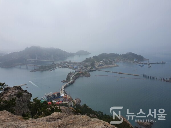 대장봉 정상에서 바라본 장자도와 선유도. 전북 군산시 옥도면에는 '고군산군도' 라는 섬들이 있다. 군산시에서 남서쪽으로 약 50km 정도 떨어진 곳에 있는 63개의 섬들을 말하는데, 야미도, 신시도, 무녀도, 선유도, 장자도, 대장도는 새만금방조제와 다리로 연결되어 있다. 대장도에서 가장 높은 곳은 해발 142m 높이의 ‘대장봉’인데, 대장봉에서 바라보는 고군산군도와 서해바다의 전경은 대한민국 최고의 섬 풍경 중 하나로 꼽힐 정도로 환상적이다. ‘대장봉’에서 남쪽 방향으로 ‘장자도’가 있고 장자도 동쪽에 ‘선유도’가 있다.