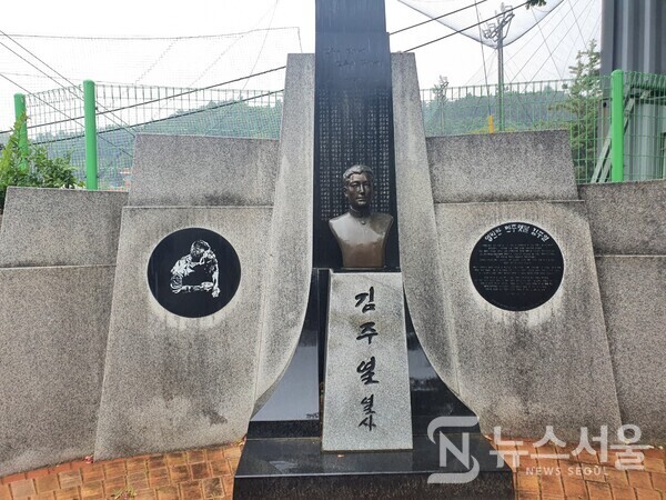 고(故) 김주열 열사 흉상. 창원시 마산합포구 산호동에 ‘마산용마고’가 있다. ‘마산용마고’는 원래 ‘마산상업고등학교’였는데 2001년 인문계 고등학교로 전환하면서 교명을 변경하였다. 마산상고는 고교야구로도 유명하였지만, 일제시대인 1922년에 마산공립상업학교로 설립된 역사와 전통을 자랑하는 학교이다. ‘마산상고’하면 4.19혁명의 시발점인 3.15 마산의거 때 경찰의 최루탄에 사망한 고(故) 김주열 열사의 모교로도 유명하다. 고(故) 김주열 열사는 전북 남원 출신으로 당시 명문 마산상고에 갓 입학한 학생이었는데 1960년 3월 15일 경찰의 발포로 사망한 뒤 시신이 발견되지 않다가 실종 27일 만인 4월 11일 마산중앙부두 앞바다에서 최루탄이 눈에 박힌 채로 발견되어 큰 충격을 주었고 이것을 계기로 이승만 정부의 3.15 부정선거를 규탄하는 시위가 전국적으로 확산되어 4.19혁명을 촉발하기에 이르렀다. 마산용마고 정문 옆에는 김주열 열사 흉상이 있는데, 흉상 왼편에는 최루탄이 박힌 채 발견된 모습이, 오른편에는 “영원한 민주횃불 김주열”이라는 글이 새겨져 있다.