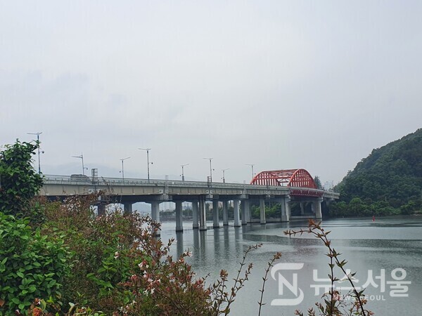 봉암교. ‘봉암교’는 창원시 성산구 양곡동(신촌동)과 마산회원구 봉암동을 연결하는 다리로 마산만으로 흘러드는 남천(南川) 하구에 건설되어 있다. 마산자유무역지역과 창원국가산업단지를 연결하는 도로상에 있으며 많은 출퇴근하는 근로자와 물류차량이 통과하여 만성적인 교통체증이 발생하기도 한다.