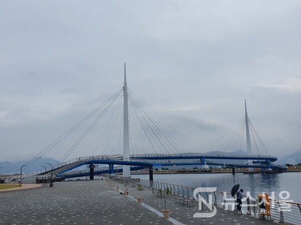 마산항 중앙부두공원 보도교. 마산항 중앙부두, 제1부두, 서항부두는 과거 마산항만의 중심부였으나 2012년 중앙부두 앞 매립지의 해양신도시 건설사업으로 인해 폐쇄되었다. 그 뒤 다양한 테마시설을 갖춘 수변친수공원으로 조성 중이다. 중앙부두의 경우도 공원으로 조성되었고 건너편 매립지인 해양신도시를 연결하는 8자형 사장교 형식의 보도교를 건설하였는데 많은 관광객들이 찾는 명소로 유명해졌다.