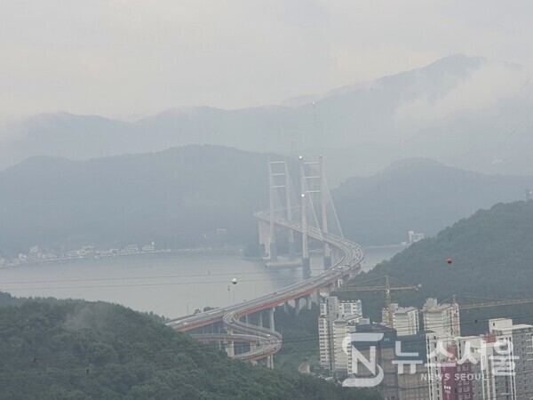 청량산 임도 전망정자에서 바라본 마창대교. ‘마창대교’는 창원시 마산합포구 가포동과 창원시 성산구 귀산동을 잇는 다리로서 길이 1.7km의 왕복 4차로의 사장교인데 2008년 개통되었다. 창원시내에서 가장 큰 대교로 야경이 멋있기로 유명하다. 청량산 임도 전망정자에서는 마창대교와 인근 바다의 풍경이 한눈에 조망된다.