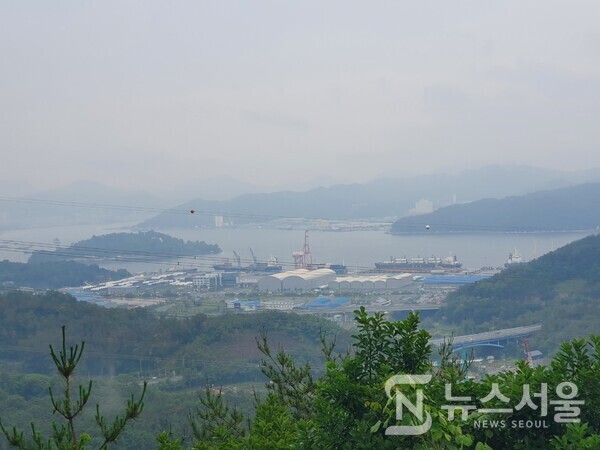 청량산 숲길 전망대에서 바라본 가포신항. 마산항 중앙부두, 제1부두, 서항부두가 사실상 부두로서의 기능을 상실한 후 2015년 가포동에 가포신항을 개장하였다. 가포신항은 돝섬과 마창대교 사이 마산만 입구 서쪽에 있다. 청량산 숲길 임도에 있는 전망대에서는 동북쪽 아래 가포신항이 한눈에 보인다.