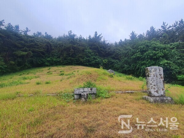 제말장군묘(諸沫將軍墓). 경남 창원시 마산합포구 진동면 다구리 도로변에는 ‘제말장군묘’가 있다. ‘제말(諸沫)장군’은 임진왜란 때 의병장으로 웅천, 김해, 문경 등에서 왜적을 무찔렀으며 성주목사에 임명되어 왜적과 전투 중 사망하신 장군이다. 제말(諸沫)장군은 날아다니듯 빠르다 하여 “비(飛)장군”이라 불리웠으며 왜적도 제말(諸沫)장군을 두려워하여 싸우기를 피했다고 한다. 제말장군묘에서는 남쪽으로 다구항과 죽도 등 남해 바다가 한눈에 조망되는데 그 풍광이 일품이다.