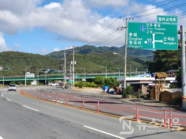 암아교차로. 경남 창원시 마산합포구 진전면 근곡리에 2번국도, 77번국도, 삼진의거대로가 교차하는 ‘암아교차로’가 있는데 이곳이 남파랑길 11코스의 종착점이자 12코스의 시작점이다.