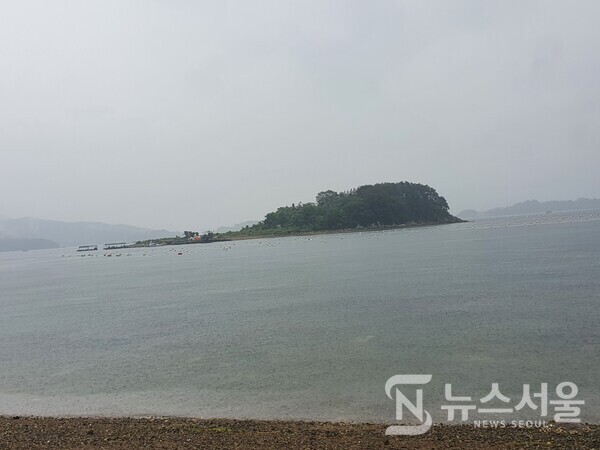 다구해변에서 바라본 죽도. 경남 창원시 마산합포구 진동면 다구리는 ‘다구항’이라는 조그마한 어항이 있다. 다구항 선착장 바로 앞에는 ‘죽도’라는 무인도가 있다. 다구항과 죽도 인근에는 어족자원이 풍부하고 양식업 등이 활발히 이루어지고 있다.