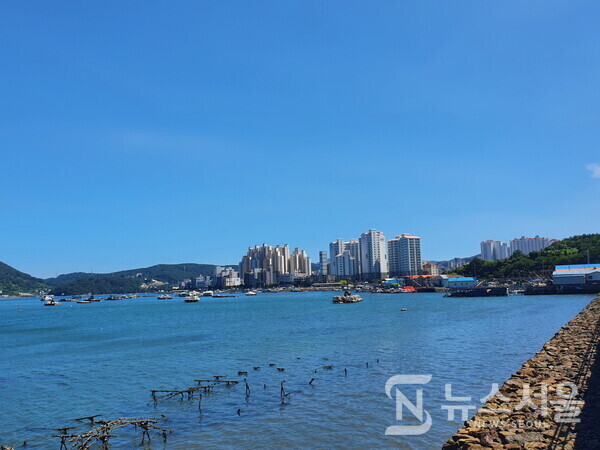 죽림해변 매립지와 방파제길. ‘죽림지구’는 2000년 통영시 광도면 죽림리에 있는 죽림만을 매립해 만든 신도시이다. 죽림리 동북쪽 바다에는 ‘이도’가 있으며 죽림리 북쪽 노산리에 있는 광도천이 바다와 접하는 부분부터 방파제를 설치하여 기존 죽림만 인근을 대규모 신도시로 조성하였다. ‘이도’ 건너편에 있는 방파제길에서는 죽림만 바다와 죽림지구 대규모 아파트 단지가 한눈에 조망된다.