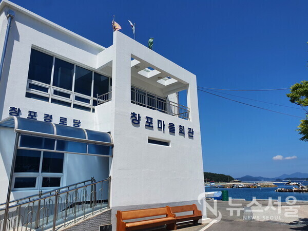 창포마을회관과 창포항. 통영시 광도면 덕포리 해안도로를 따라 적덕마을, 구집마을, 창포마을, 손덕마을이 자리잡고 있다. 특히 ‘창포마을’은 마을회관이 바닷가 방파제 항구와 도로에 바로 접해 있고, 마을회관 바로 옆에는 정자와 체력단련기구가 구비되어 있다. 창포마을은 주변 풍광이 좋고 생태환경이 살아있는 한적하면서도 깔끔한 통영의 전형적인 바닷가 마을 중 하나로 유명하다.