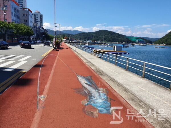 죽림 해안산책로. 통영시 광도면 죽림리에 있는 죽림만을 매립하여 ‘죽림지구’ 신도시를 조성하였으며 죽림지구 해변 제방 방파제 위에 널따란 해안산책로를 조성하였다. 죽림 해안산책로를 걷다보면 동쪽에 죽림만 바다가 펼쳐져 있고 서쪽에는 아파트와 상가 등 대도시를 방불케 하는 도시기반시설이 조성되어 있다. 죽림해안산책로를 걷다보면 ‘내죽도수변공원’도 만나게 되는데, 내죽도수변공원은 죽림만 매립 전에는 ‘내죽도’라는 섬이었는데 매립하면서 육지의 일부가 되었고 현재는 수변공원이 조성되어 있다.