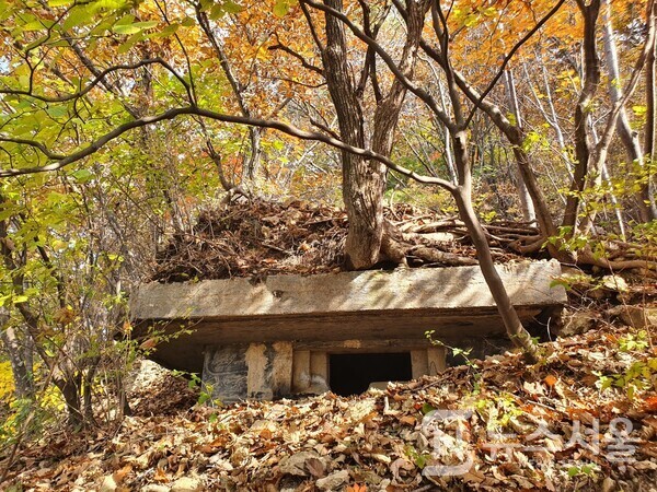 고대산 등산로 인근 콘크리트 벙커. 고대산은 현재 민간인이 갈 수 있는 최북단에 위치한 경기도 산이다. 말이 경기도 연천군이지 바로 옆이 강원도 철원읍이라서 강원도나 마찬가지다. 고대산 산행로 곳곳에는 콘크리트 벙커 등 군사시설 흔적이 많아서 이곳이 최전방에서 그리 멀지 않은 곳이라는 사실을 상기시켜 주고 있다. 