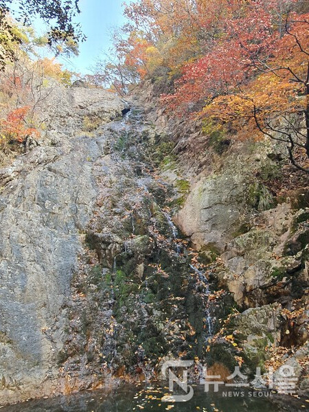 고대산 표범폭포. 고대산 3등산로를 통해 하산하다보면 고대산 북동쪽 골짜기에 ‘표범바위’가 있는데, 깎아지른 바위의 거친 면이 표범 무늬를 닮아서 ‘표범바위’라 이름이 붙여졌다고 한다. 이 ‘표범바위’ 아래 ‘표범폭포’가 흐르고 있는데, ‘표범폭포’에서 흐르는 물은 동막골 계곡과 유원지를 지나 ‘차탄천’과 합류하며, ‘한탄강’으로 유입되어 ‘임진강’으로 들어가며 서해바다로 진출하게 된다. 
