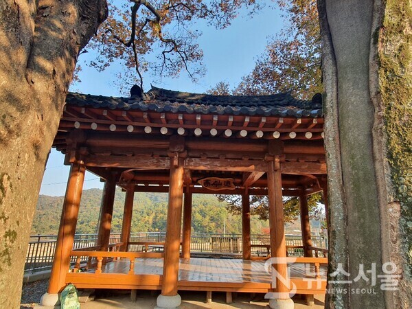 무동마을 삼거리 정자. 무돌길 제6길 ‘백남정재길’은 전남 담양구간 두 번째 길로 담양군 가사문학면 경상리 ‘경상마을’ 정자에서 시작하여 ‘경상저수지’를 끼고 산자락을 올라 호남정맥이 무등산으로 이어지는 험한 고개인 ‘백남정재’를 넘은 뒤 무동리 ‘무동마을’ 삼거리 정자에서 끝나게 된다.