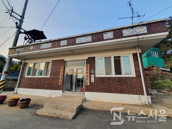 전남 화순군 이서면 용강마을회관. 무돌길 제7길 ‘이서길’ 도중에 ‘용강마을’이 있다. 용강마을 도로면에 마을회관이 자리잡고 있는데 넉넉한 시골인심을 말해주고 있다.