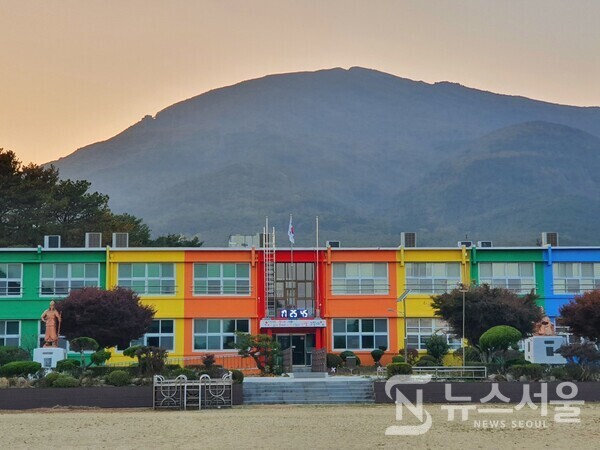 화순초교 이서분교. ‘화순초교 이서분교’는 전남 화순군 이서면 야사리에 있던 이서초등학교가 1992년 현 위치(영평리)로 이전하였고, 취학연령 감소로 2011년 이서초등학교가 ‘화순초교 이서분교’로 격하된 것이다.