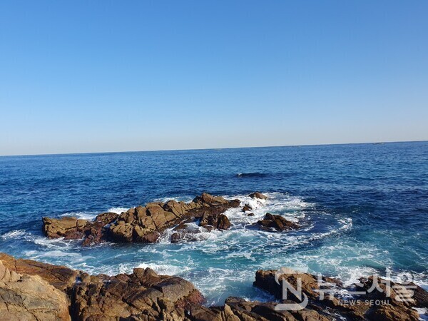 삼척 이사부 사자바위 앞 바다. 삼척항 ‘이사부광장’에서 출발하여 북쪽 방향으로 약 700m 정도 해안에 사자 모양의 바위가 있는데 바로 ‘이사부 사자바위’이다. ‘이사부 사자바위’에 대해서는 울릉도 정벌로 유명한 신라 이사부(異斯夫) 장군과 관련된 설화가 전해 내려오고 있다. ‘이사부 사자바위’ 앞 바닷가에는 바위들이 펼쳐져 있는데 동해바다의 파도와 부딪쳐서 하얀 포말을 일으키고 있다.  