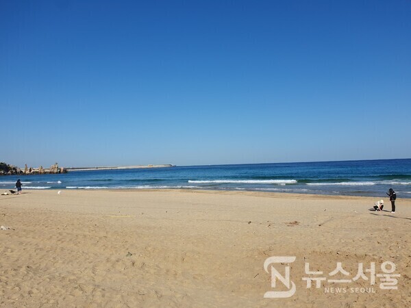 증산해수욕장. 삼척해변과 쏠비치 삼척리조트를 지나 고개를 넘으면 삼척시 증산동에 있는 ‘증산해수욕장’이 나온다. ‘증산해수욕장’은 추암해수욕장과 연결되어 있는데, 증산해수욕장까지는 강원도 삼척시 증산동이고, 추암해수욕장부터는 강원도 동해시 추암동으로 행정구역이 바뀐다. 증산해수욕장은 넓은 백사장과 좋은 접근성으로 알려져 있다. 