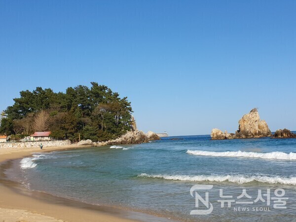 추암해수욕장과 형제바위. 강원도 동해시의 제일 남쪽에 추암해변이 있다. 추암해변은  남쪽 추암해수욕장과 해돋이 명소로 유명한 추암촛대바위, 능파대, 추암조각공원 등으로 이루어져 있다. 추암해수욕장 바로 앞에는 형제바위가 자리잡고 있는데 추암촛대바위와 서로 마주보고 있다. 