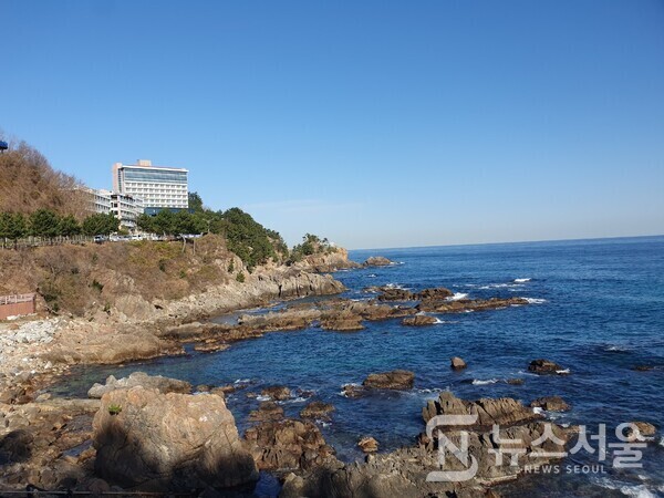 이사부길 바위해안. ‘삼척 이사부길’은 삼척항에서 동해시 추암해변까지 이어지는 해안길인데, 삼척항에서 후진항까지는 바위해안이 이어져 있다. 바닷가 바위절벽 위에 해안길이 이어져 있는데, 해안절벽 위에서 바라보는 동해바다의 모습은 절경으로 유명하다. 