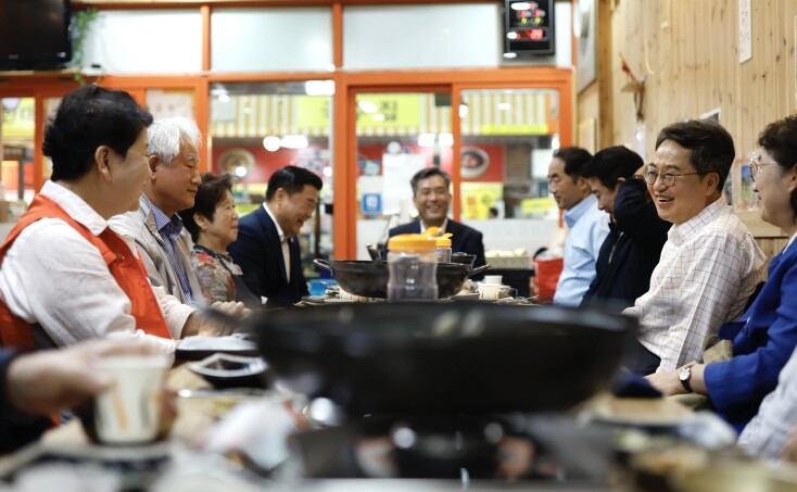김동연, 추석 연휴 첫 날 전통시장 ...