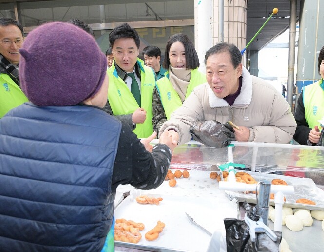 최민호 시장, 세종대평시장서 설 명절...